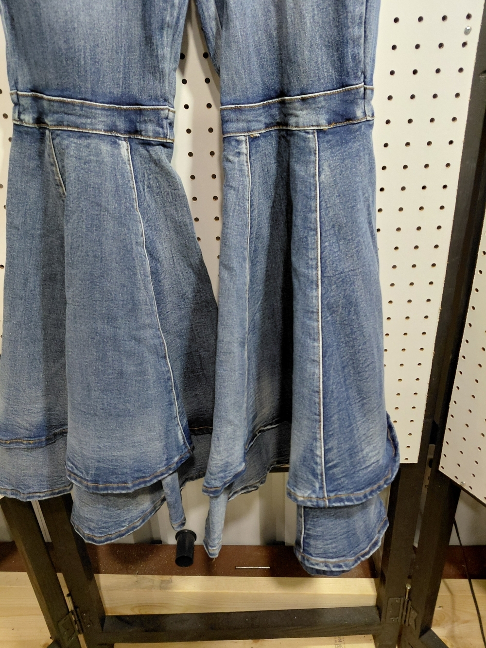 Vintage-Inspired Women's Denim Flare Jeans - Mid Blue - Picture 3 of 7